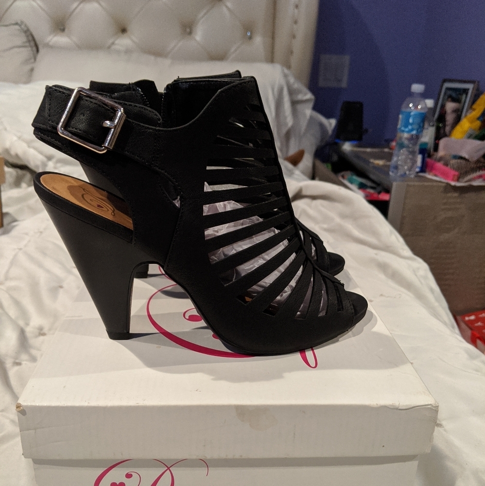 Shaky-S shoes